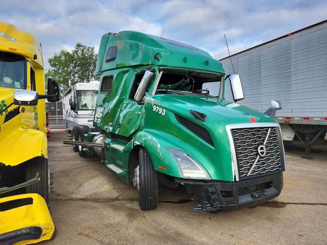 2019 Volvo Vnl VIN 4V4NC9EH0KN219793 COPART salvage auction — Rollover, LA - CERT OF TITLE-SALVAGE, sold $5,600 on 2026-05-14 (photo 1)