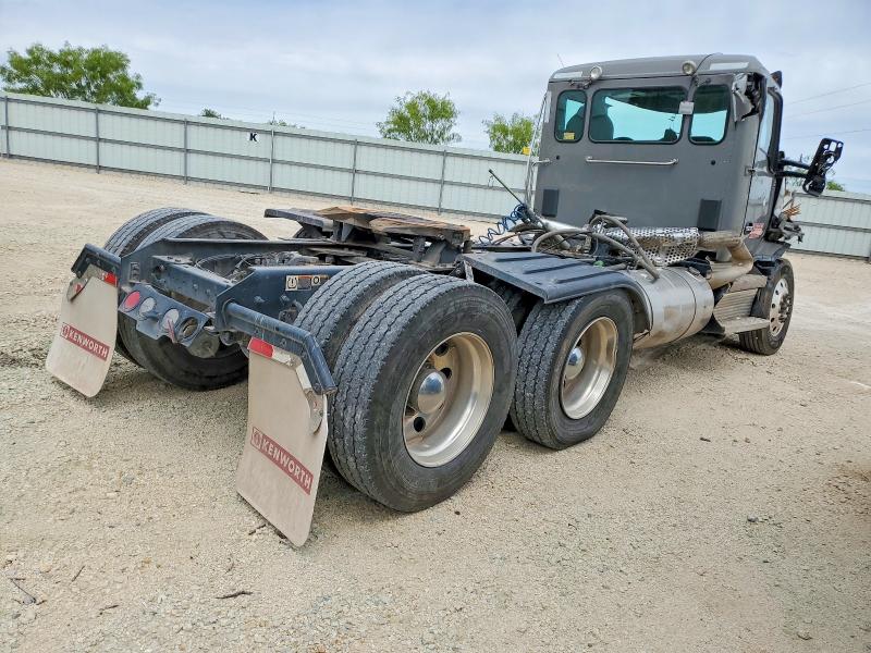 2025 Kenworth T880 VIN 1XKZDK9X4SJ163646 COPART salvage auction — ROLLOVER, TX - SALVAGE VEHICLE TITLE, sold $9,400 on 2026-07-09 (photo 4)