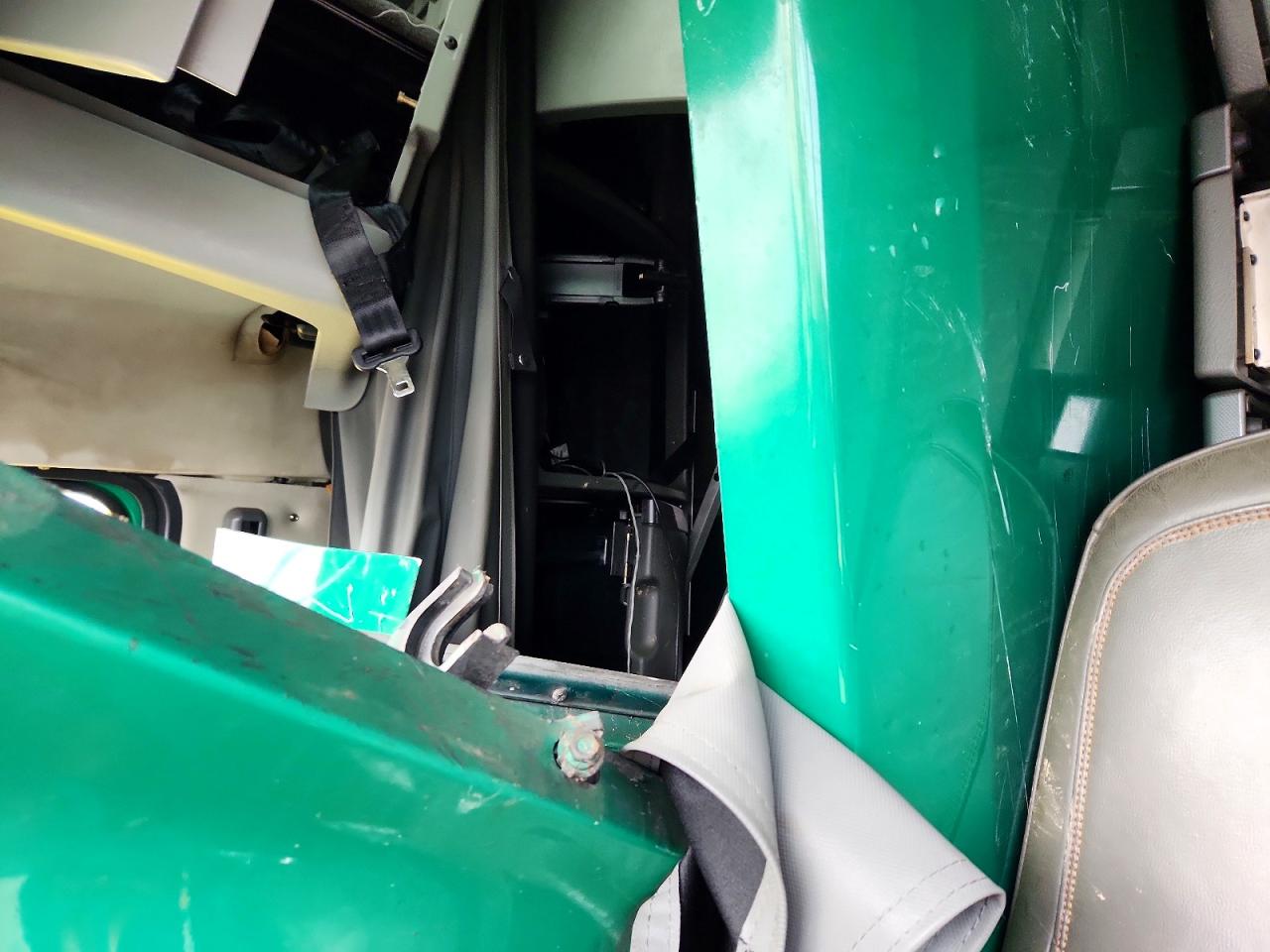 2019 Volvo Vnl VIN 4V4NC9EH0KN219793 COPART salvage auction — Rollover, LA - CERT OF TITLE-SALVAGE, sold $5,600 on 2026-05-14 (photo 6)