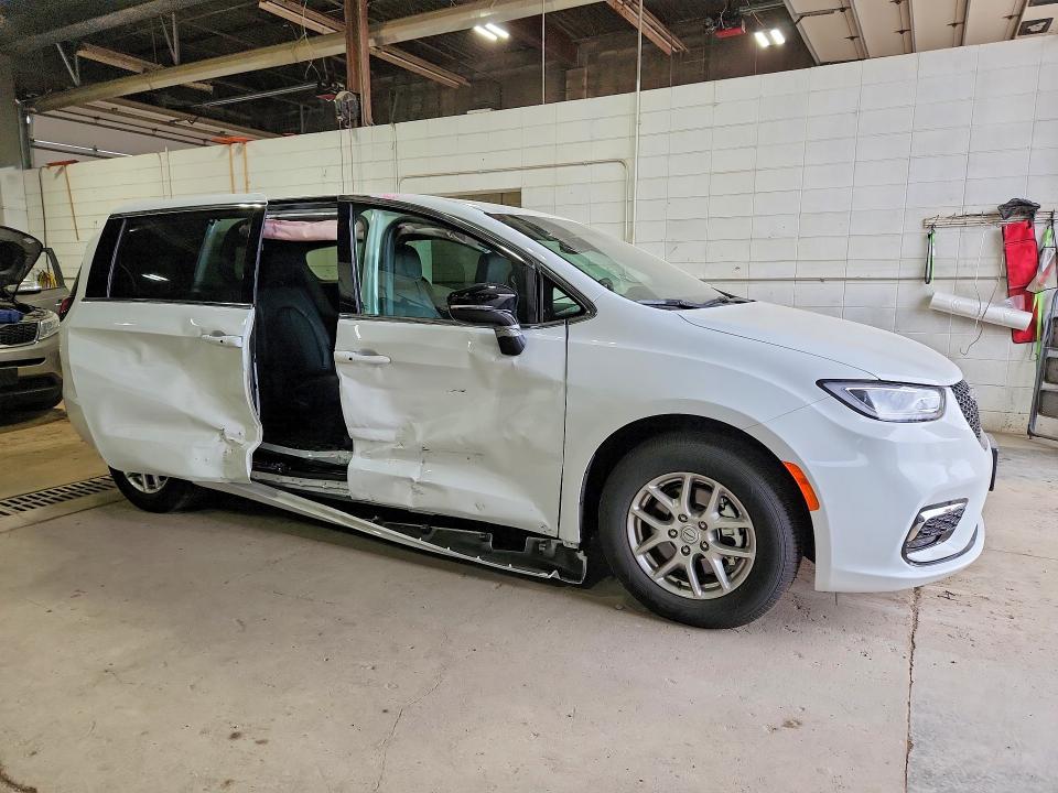2026 Chrysler Pacifica VIN 2C4RC1BG9TR177820 COPART salvage auction — SIDE, Mn - Cert Of Title-Salvage, sold $7,100 on 2026-07-28 (photo 4)