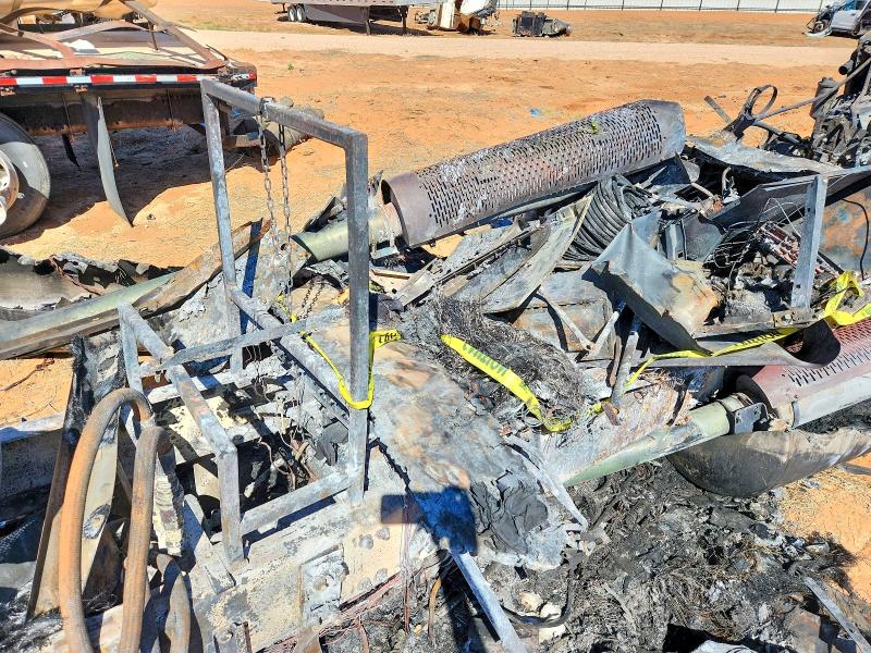 1998 Freigliner VIN 1FUPCDZB0WP972191 COPART salvage auction — BURN, TX - NONREPAIRABLE TITLE, sold $10 on 2026-07-30 (photo 9)