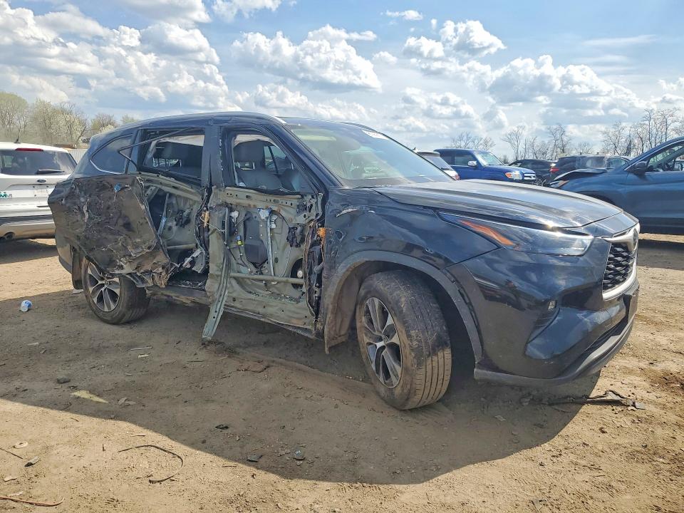 2023 Toyota Highlander VIN 5TDKDRAHXPS004716 COPART salvage auction — SIDE, Md - Cert Of Salvage > 75% Damage, sold $10,200 on 2026-07-28 (photo 4)
