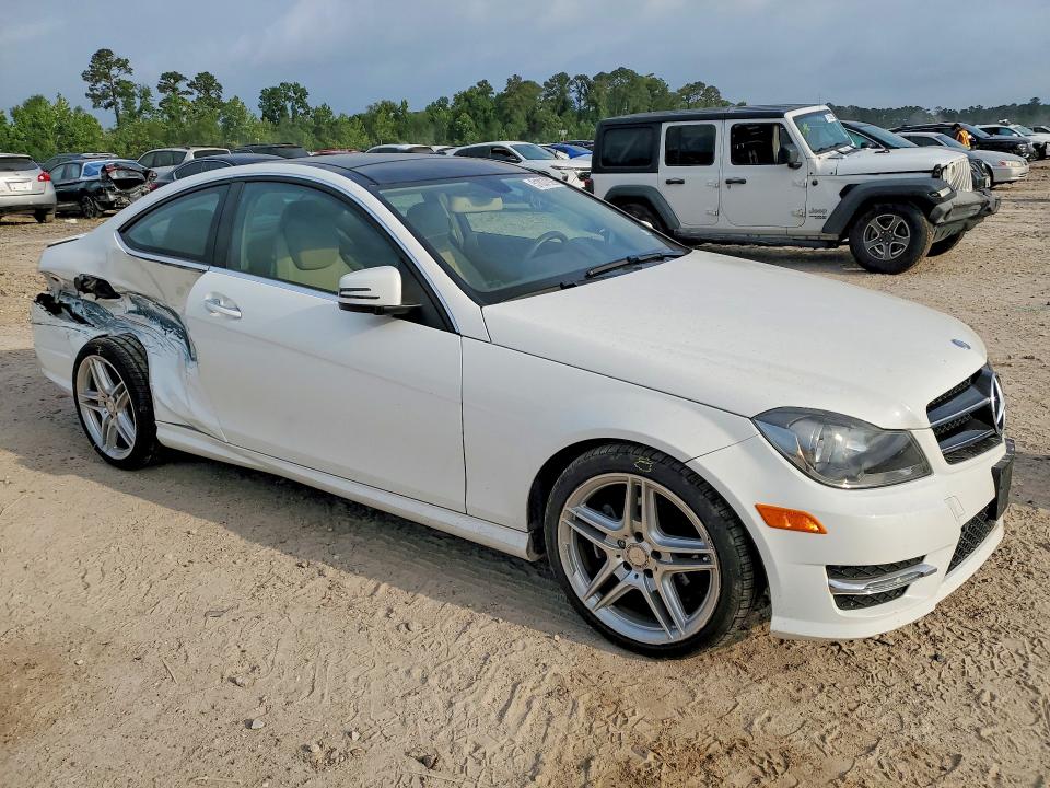 2014 Mercedes-benz C-klasse VIN WDDGJ4HB6EG215718 COPART salvage auction — REAR END, Tx - Certificate Of Title, sold $1,200 on 2026-08-14 (photo 4)