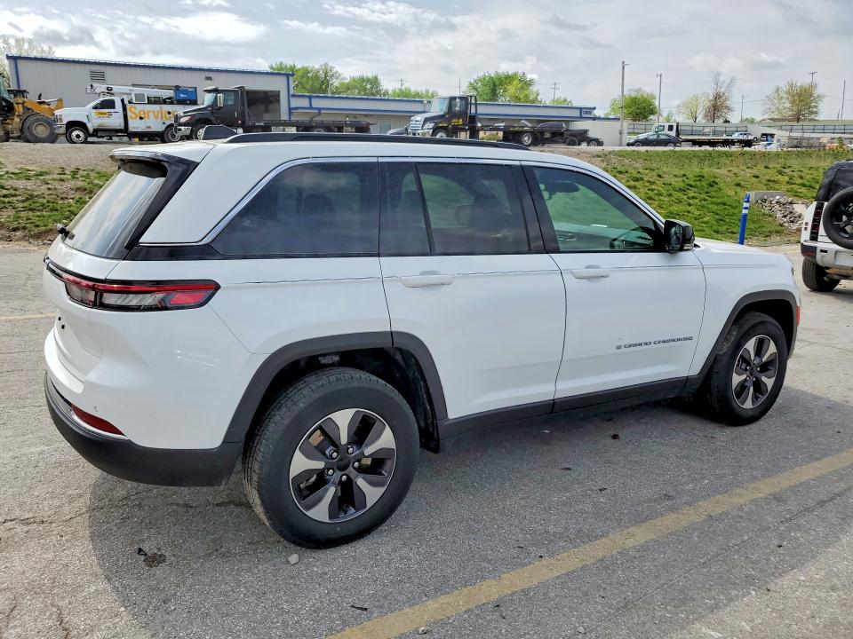 2024 Jeep Grand cherokee VIN 1C4RJYB61RC114556 COPART salvage auction — MINOR DENT/SCRATCHES, IL - CERTIFICATE OF TITLE, sold $19,200 on 2026-07-09 (photo 3)