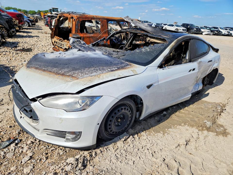 2015 Tesla Model s VIN 5YJSA1S22FF082785 COPART salvage auction — Burn Engine, IN - CERTIFICATE OF TITLE, sold $200 on 2026-07-27 (photo 1)