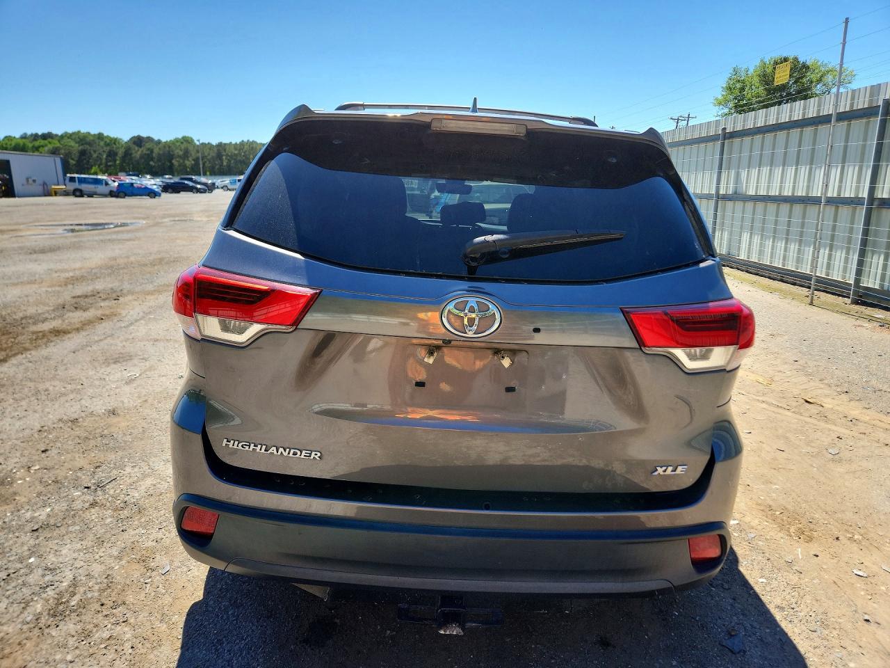 2017 Toyota Highlander VIN 5TDKZRFH1HS517977 COPART salvage auction — Side, TX - SALVAGE VEHICLE TITLE, sold $6,900 on 2026-07-02 (photo 6)