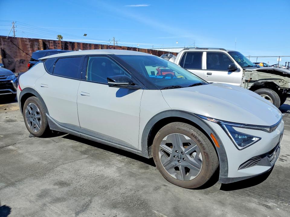 2025 Kia Ev6 VIN 5XYC3DJC1SG011302 COPART salvage auction — SIDE, CA, sold $18,600 on 2026-08-14 (photo 4)
