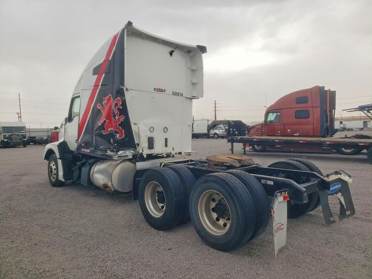 2023 Kenworth T680 VIN 1XKYD49X0PJ268618 COPART salvage auction — Side, TX - SALVAGE VEHICLE TITLE, sold $16,400 on 2026-07-09 (photo 3)