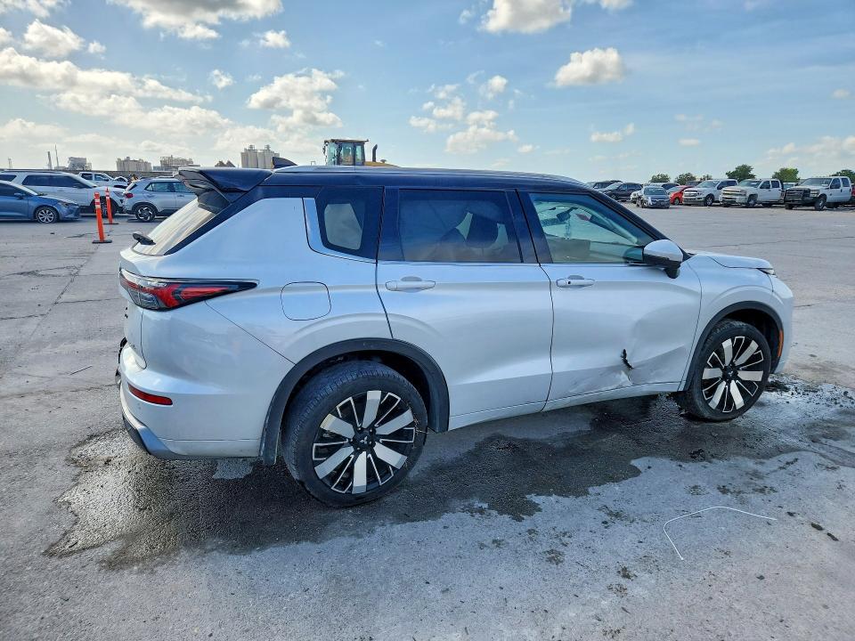 2025 Mitsubishi Outlander VIN JA4J3WA89SZ014345 COPART salvage auction — SIDE, Salvage Title, sold $6,000 on 2026-07-22 (photo 3)
