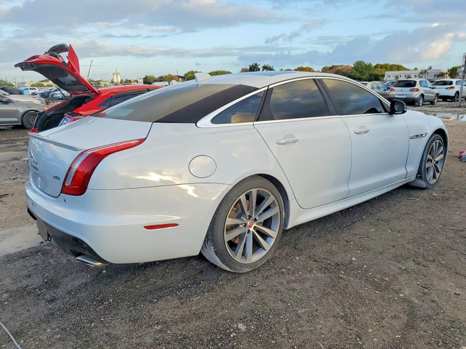 2016 Jaguar Xj VIN SAJWA1C74G8W01849 COPART salvage auction — MINOR DENT/SCRATCHES, Fl - Certificate Of Title, sold $975 on 2026-07-31 (photo 3)