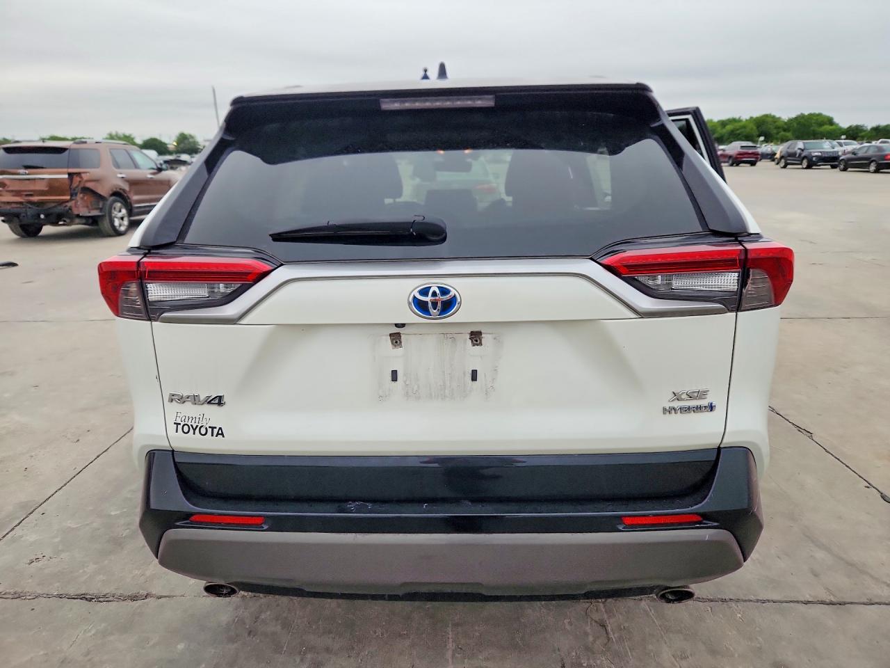 2021 Toyota RAV4 VIN JTME6RFV3MD517884 COPART salvage auction — Side, TX - SALVAGE VEHICLE TITLE, sold $9,800 on 2026-07-02 (photo 6)