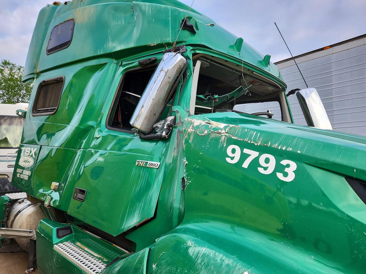 2019 Volvo Vnl VIN 4V4NC9EH0KN219793 COPART salvage auction — Rollover, LA - CERT OF TITLE-SALVAGE, sold $5,600 on 2026-05-14 (photo 9)
