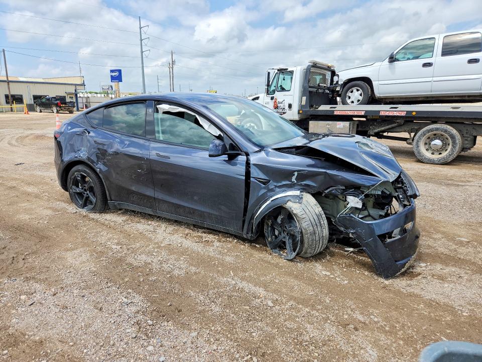 2026 Tesla Model y VIN 7SAYGDEE4TA383716 COPART salvage auction — FRONT END, Tx - Salvage Vehicle Title, sold $7,800 on 2026-07-22 (photo 4)