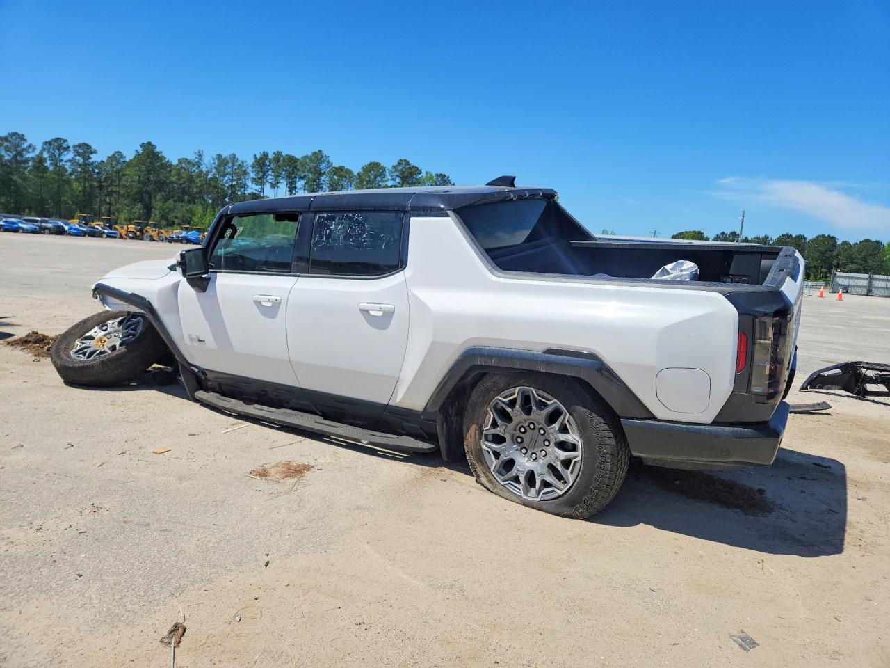 2025 Gmc VIN 1GT10DDB0SU102031 COPART salvage auction — Front End, SC - CERT OF TITLE-SALVAGE, sold $35,500 on 2026-08-10 (photo 2)