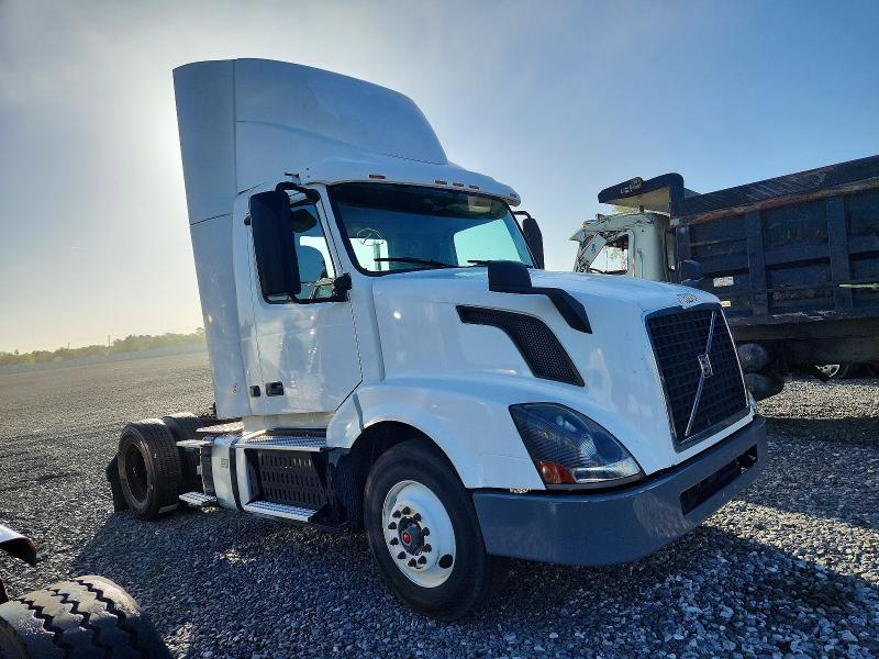 2017 Volvo Vnl VIN 4V4N39TG5HN988082 COPART salvage auction — NORMAL WEAR, In - Certificate Of Title, sold $5,500 on 2026-08-03 (photo 1)