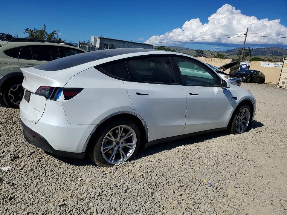 2022 Tesla Model y VIN 7SAYGAEE2NF570134 COPART salvage auction — FRONT END, Salvage Title, sold $11,900 on 2026-07-14 (photo 3)