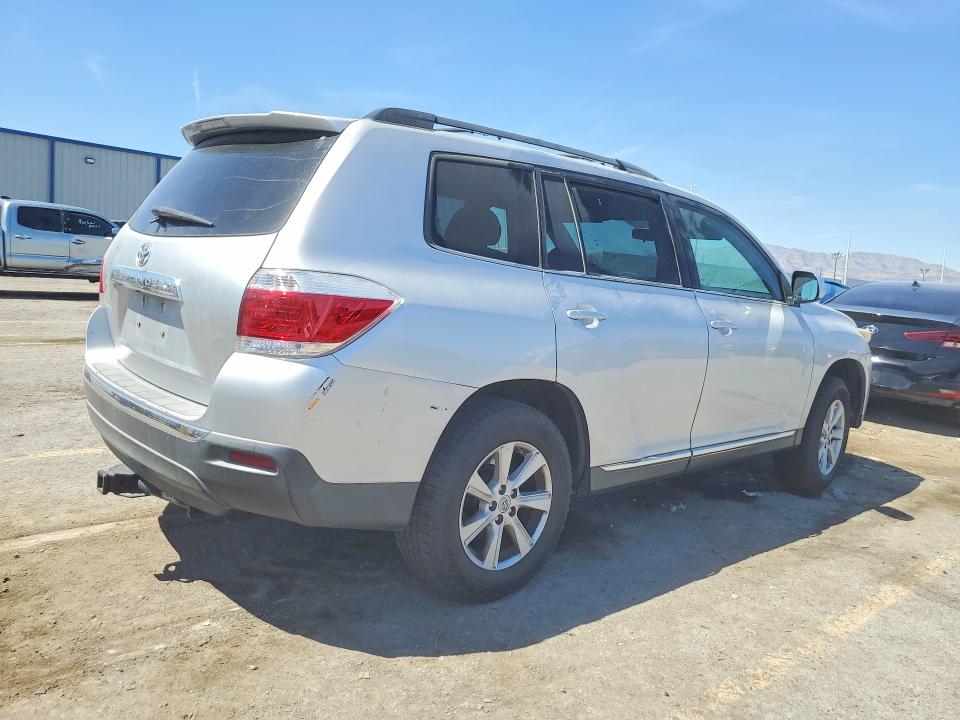 2011 Toyota Highlander VIN 5TDZK3EH1BS048527 COPART salvage auction — REAR END, NV - SALVAGE TITLE, sold $2,300 on 2026-07-28 (photo 3)
