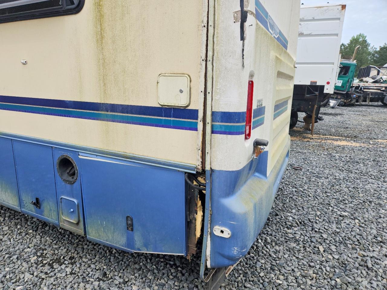 1997 Ford VIN 3FCMF53G1VJA09057 COPART salvage auction — Rear End, Rt - Clean Title, sold $875 on 2026-09-24 (photo 9)