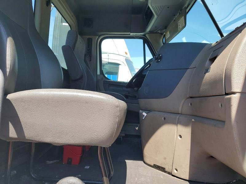 2016 Freightliner All other VIN 1FUBGEDV5GLHC5715 COPART salvage auction — NORMAL WEAR, IN - CERTIFICATE OF TITLE, sold $5,600 on 2026-09-17 (photo 5)