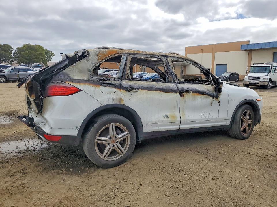 2013 Porsche Cayenne VIN WP1AF2A20DLA36045 COPART salvage auction — INTERIOR BURN, Ca - Non-Repairable Vehicle Cert, sold $400 on 2026-07-16 (photo 3)