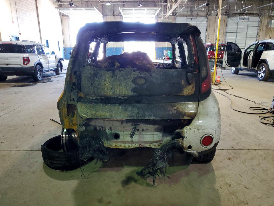 2018 Kia Soul VIN KNDJP3A5XJ7557437 COPART salvage auction — BURN, Mi - Dealer Only Clean Title, sold $300 on 2026-07-31 (photo 6)