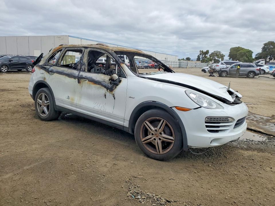 2013 Porsche Cayenne VIN WP1AF2A20DLA36045 COPART salvage auction — INTERIOR BURN, Ca - Non-Repairable Vehicle Cert, sold $400 on 2026-07-16 (photo 4)