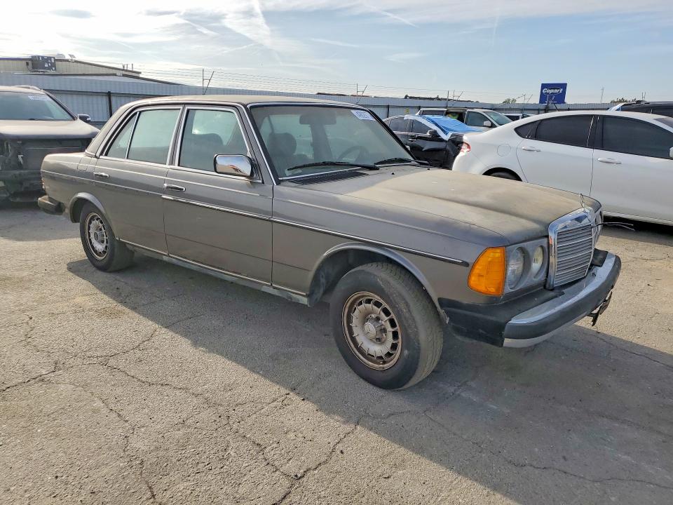 1985 Mercedes-benz 300 VIN WDBAB33C0FA261796 COPART salvage auction — NORMAL WEAR, CA - APP FOR DUP CLEAN OR AC, sold $550 on 2026-07-10 (photo 4)