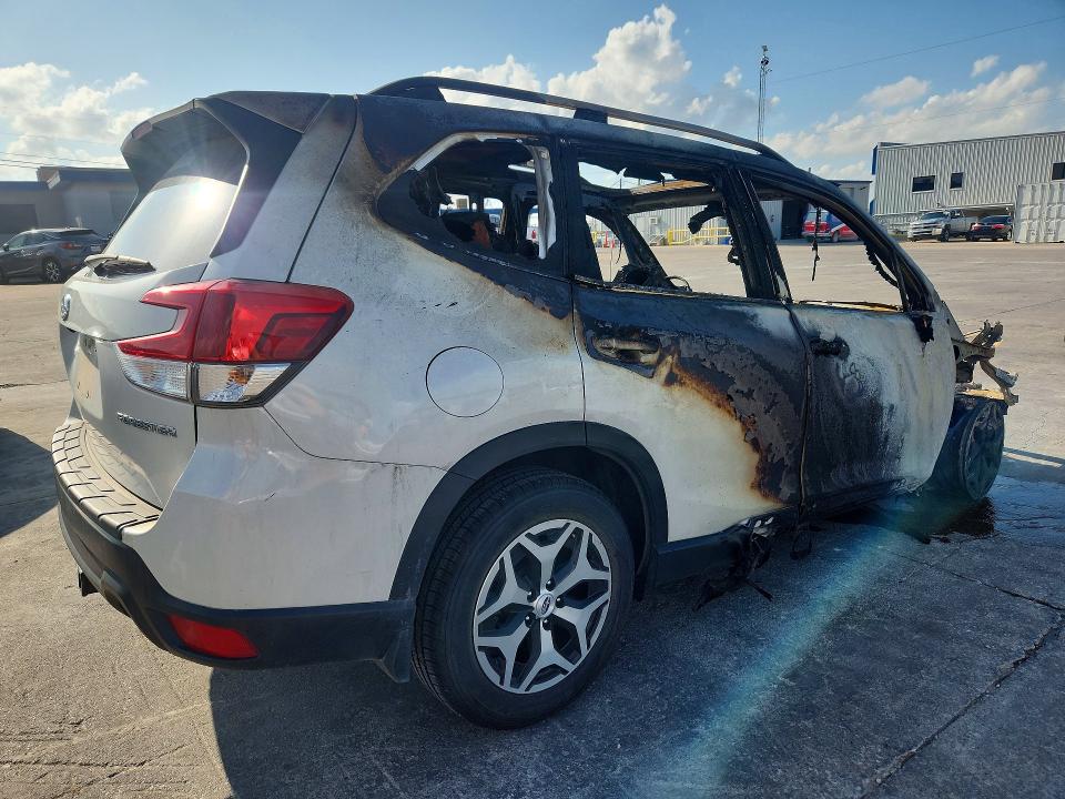 2020 Subaru Forester VIN JF2SKAJC0LH606424 COPART salvage auction — BURN, TX - NONREPAIRABLE TITLE, sold $200 on 2026-07-16 (photo 3)