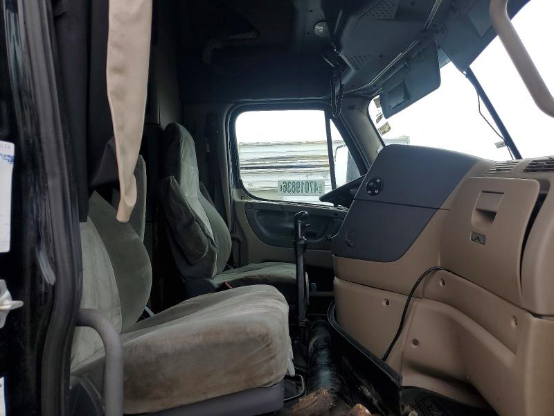 2017 Freightliner Cascadia VIN 3AKJGLDR1HDHL8141 COPART salvage auction — FRONT END, ON - PERMIT SALVAGE, sold $1,450 on 2026-08-13 (photo 5)