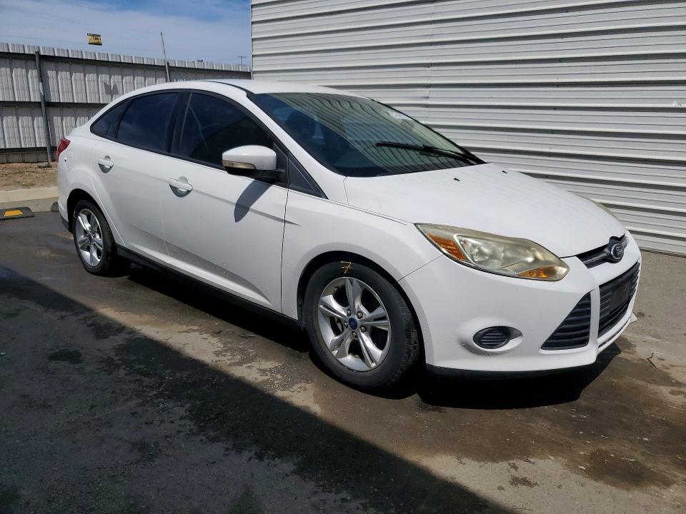 2014 Ford Focus VIN 1FADP3F2XEL167811 COPART salvage auction — MINOR DENT/SCRATCHES, CA - CERTIFICATE OF TITLE, sold $100 on 2026-07-09 (photo 4)