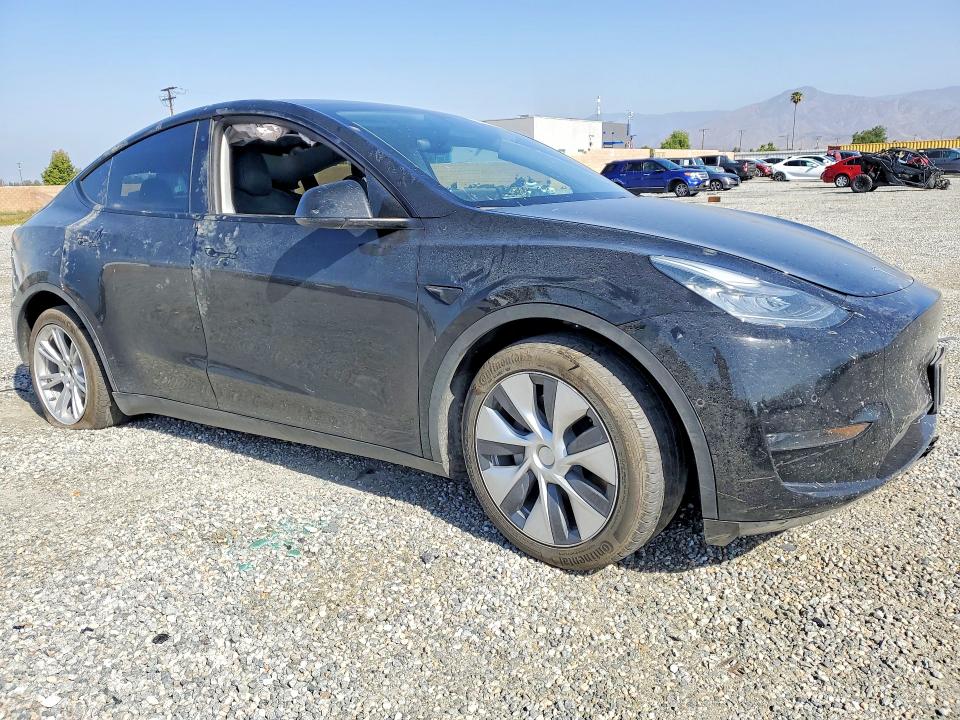 2020 Tesla Model y VIN 5YJYGDEE1LF029961 COPART salvage auction — SIDE, Salvage Title, sold $4,800 on 2026-07-15 (photo 4)