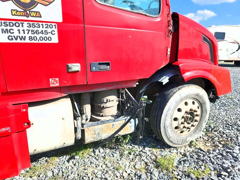 2015 Volvo VIN 4V4NC9EJ4FN183258 COPART salvage auction — STRIPPED, Wa - Dis/Dlr/Exp Only Clean Title, sold $600 on 2026-08-11 (photo 9)
