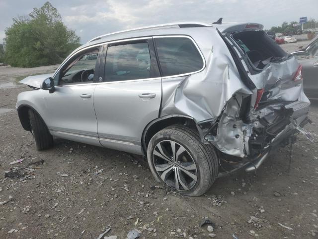2017 Volkswagen Touareg VIN WVGRF7BP2HD001093 COPART salvage auction — REAR END, Il - Salvage Certificate, sold $975 on 2026-07-06 (photo 2)