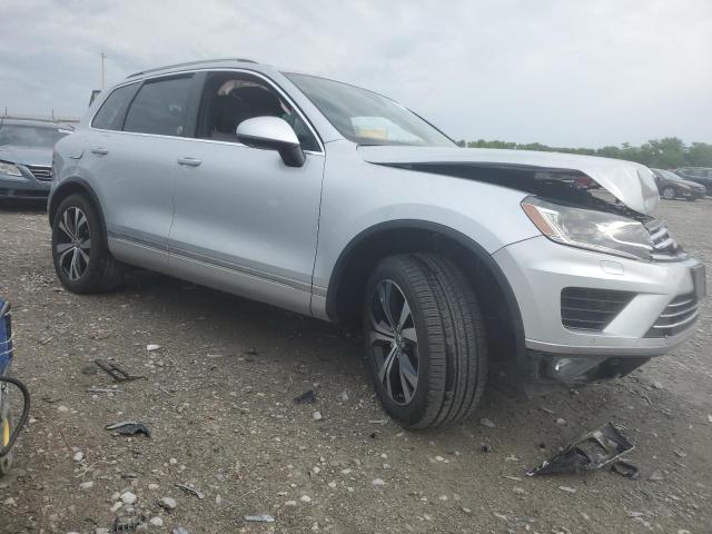 2017 Volkswagen Touareg VIN WVGRF7BP2HD001093 COPART salvage auction — REAR END, Il - Salvage Certificate, sold $975 on 2026-07-06 (photo 4)