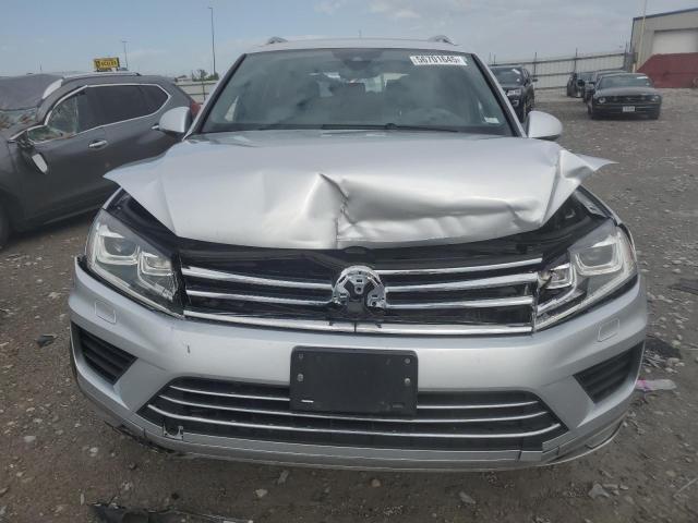 2017 Volkswagen Touareg VIN WVGRF7BP2HD001093 COPART salvage auction — REAR END, Il - Salvage Certificate, sold $975 on 2026-07-06 (photo 5)