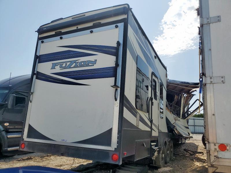 2018 Keys Fuzion VIN 4YDF42235JF810799 COPART salvage auction — BURN, TX - NONREPAIRABLE TITLE, sold $50 on 2026-07-21 (photo 4)
