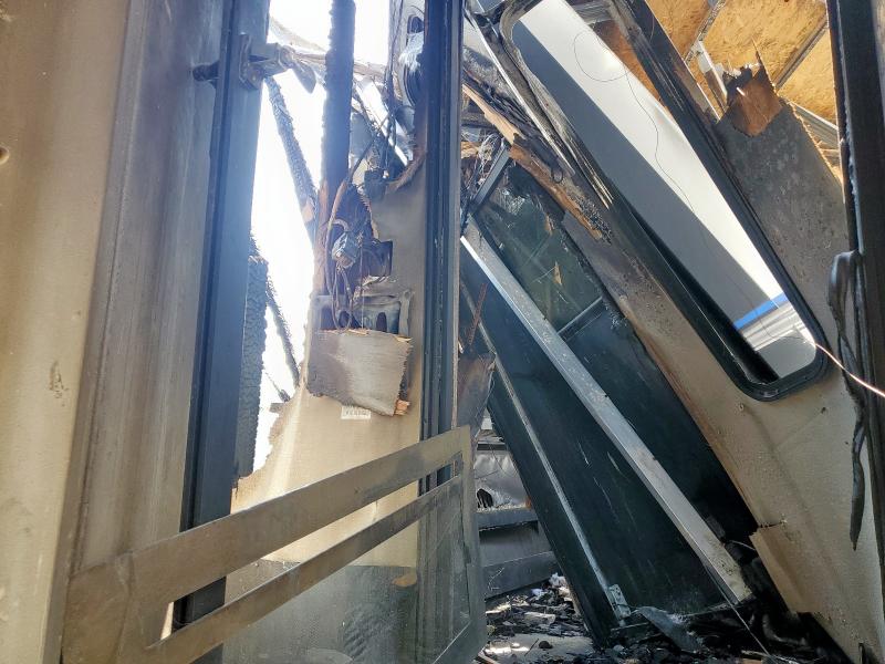 2018 Keys Fuzion VIN 4YDF42235JF810799 COPART salvage auction — BURN, TX - NONREPAIRABLE TITLE, sold $50 on 2026-07-21 (photo 5)