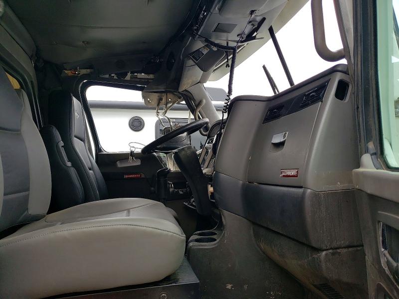 2009 Kenworth Constructi VIN 1NKDX4EX99R253433 COPART salvage auction — ROLLOVER, WA - BILL OF SALE, sold $15,200 on 2026-08-06 (photo 5)
