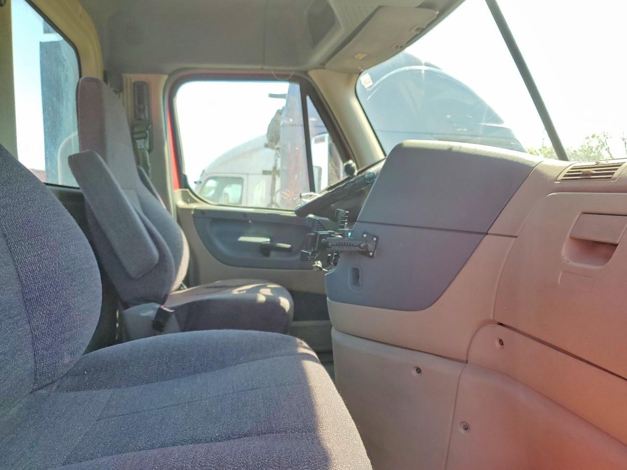 2016 Freigliner VIN 3AKJGBDV2GDHA6350 COPART salvage auction — Normal Wear, IL - CERTIFICATE OF TITLE, sold $3,400 on 2026-06-23 (photo 5)