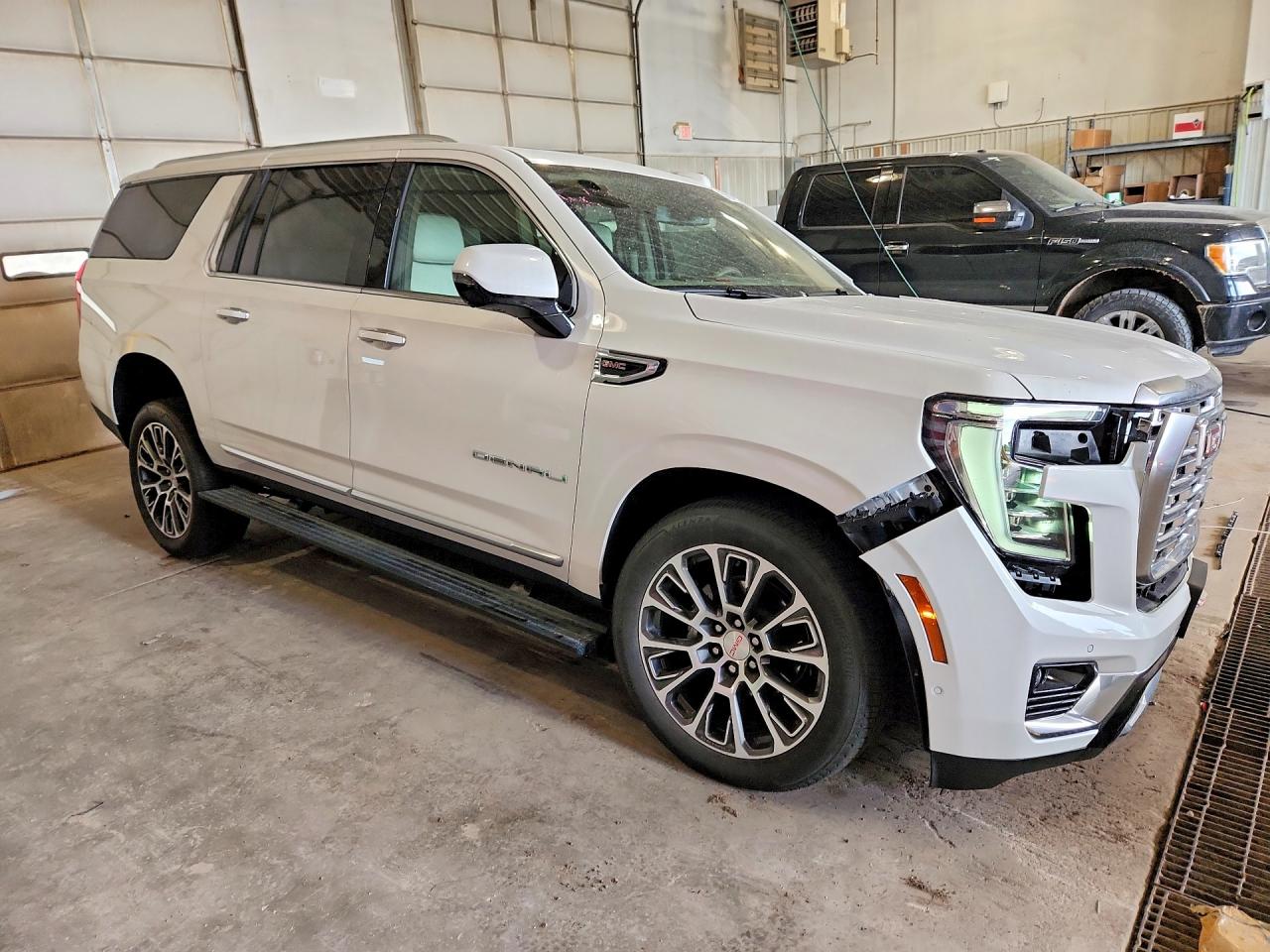 2025 GMC Yukon XL VIN 1GKS2JRL1SR285445 COPART salvage auction — Front End, MO - SALVAGE CERTIFICATE OF TITLE, sold $39,250 on 2026-07-07 (photo 4)