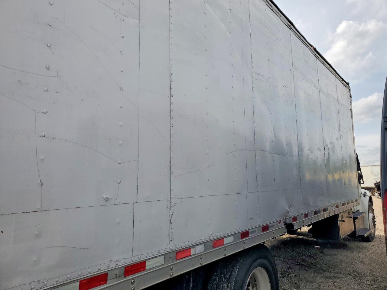 2018 Frht - freightliner VIN 1FVACWFB3JHJN5754 COPART salvage auction — Side, TX - SALVAGE VEHICLE TITLE, sold $6,100 on 2026-08-05 (photo 4)