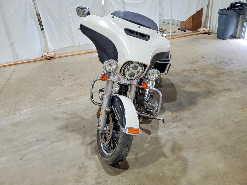 2015 Harley-davidson FLHTP VIN 1HD1FMM1XFB687772 COPART salvage auction — MINOR DENT/SCRATCHES, TX - CERTIFICATE OF TITLE, sold $1,900 on 2026-07-27 (photo 2)