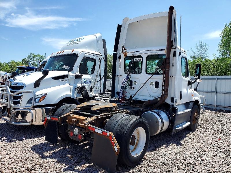 2016 Freightliner Cascadia 125 VIN 1FUBGEDV2GLHC5803 COPART salvage auction — MINOR DENT/SCRATCHES, IN - CERTIFICATE OF TITLE, sold $5,100 on 2026-07-28 (photo 4)