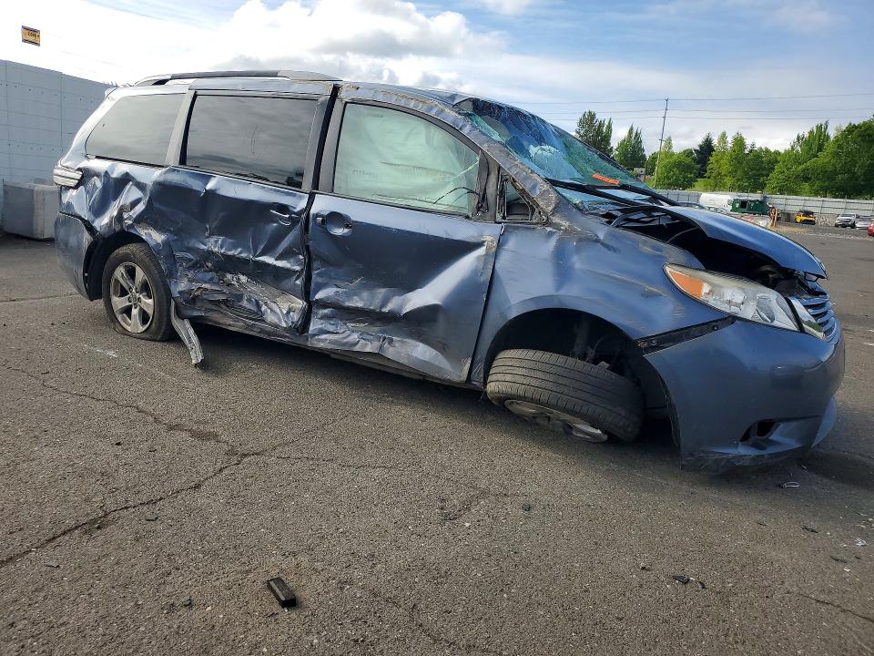 2015 Toyota Sienna VIN 5TDKK3DC8FS528433 COPART salvage auction — ROLLOVER, Or - Salvage Title Certificate, sold $1,100 on 2026-07-06 (photo 4)