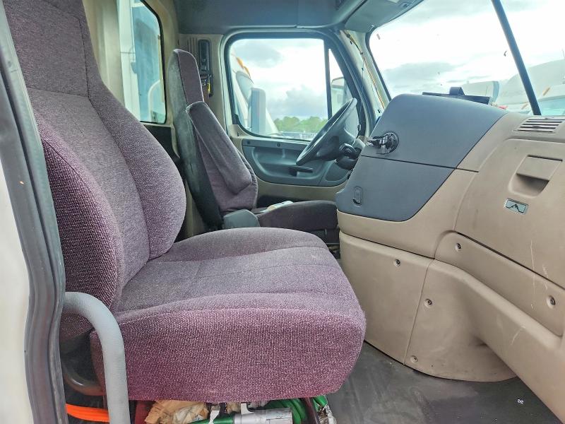 2017 Freightliner Cascadia VIN 3AKBGADV2HSJD0591 COPART salvage auction — NORMAL WEAR, IN - CERTIFICATE OF TITLE (P), sold $2,500 on 2026-08-23 (photo 6)