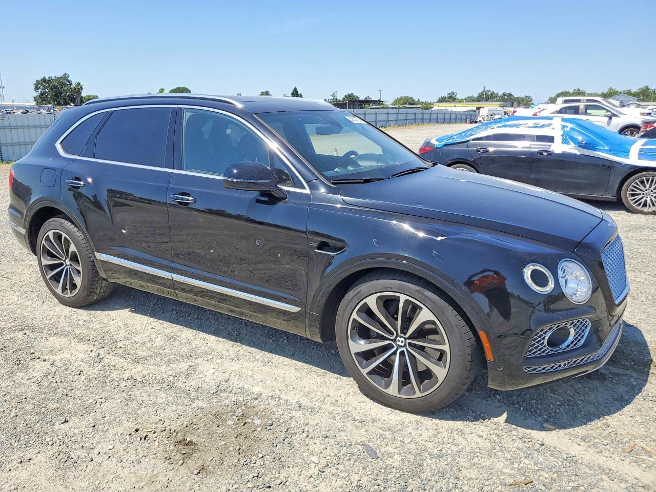 2017 Bentley Bentayga VIN SJAAC2ZV5HC016003 COPART salvage auction — Vandalized, CA - SALVAGE CERTIFICATE, sold $20,300 on 2026-06-30 (photo 4)