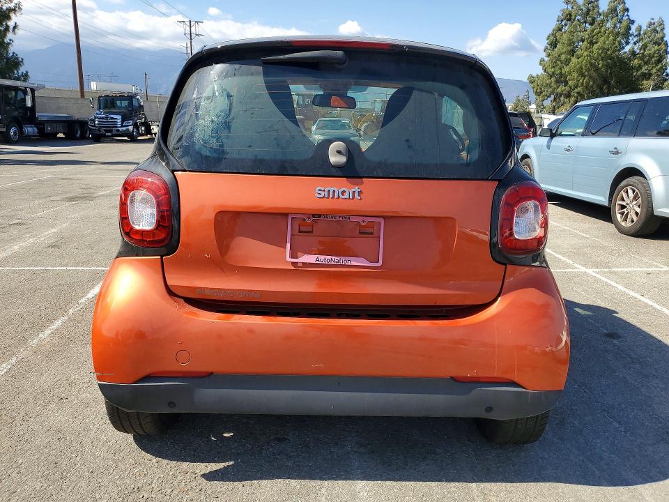 2018 Smart Fortwo VIN WMEFJ9BA5JK265781 COPART salvage auction — MINOR DENT/SCRATCHES, Ca - Dis/Dlr/Exp Only Clean Title, sold $3,850 on 2026-07-30 (photo 6)