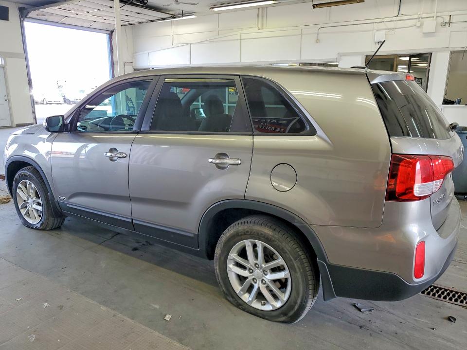 2014 Kia Sorento VIN 5XYKTCA67EG425639 COPART salvage auction — MINOR DENT/SCRATCHES, WA - VEHICLE CERT OF OWNERSHIP-TITL, sold $200 on 2026-09-16 (photo 2)