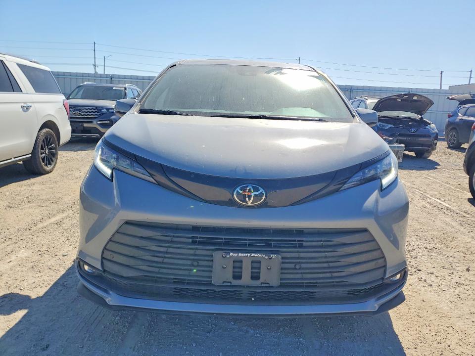 2026 Toyota Sienna VIN 5TDCSKFC2TS231231 COPART salvage auction — HAIL, Ia - Cert Of Title-Salvage Title, sold $37,000 on 2026-07-08 (photo 5)