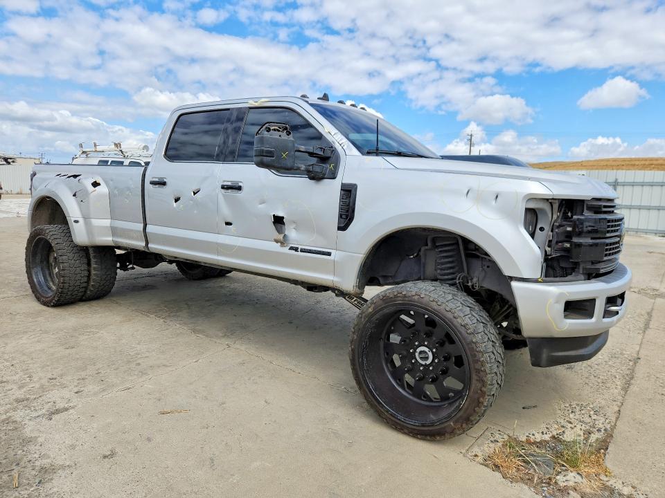 2019 Ford F-350 super duty VIN 1FT8W3DTXKEF12359 COPART salvage auction — VANDALISM, CA - SALVAGE CERTIFICATE, sold $3,350 on 2026-07-29 (photo 4)